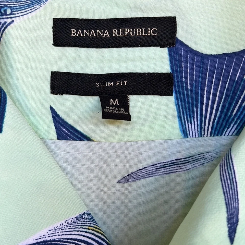 Banana Republic Men’s Slim Fit Fish Novelty Print Light Green ButtonDown Shirt M